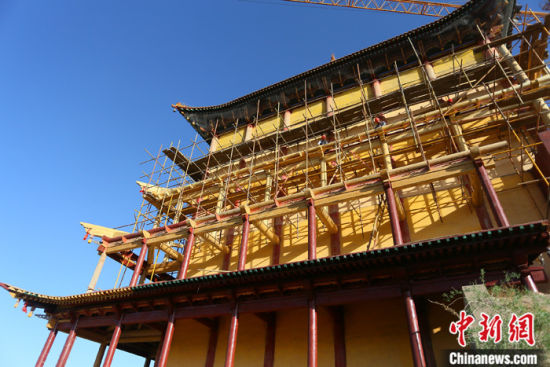 图为5月上旬，甘肃山丹县大佛寺内，正在修缮中的古建筑大雄宝殿。 中新社记者 高展 摄