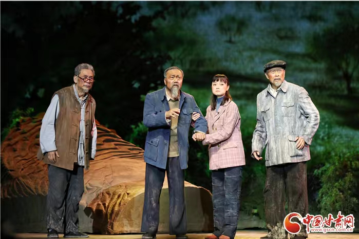 大型原创话剧《八步沙》在兰州首演 展现“时代楷模”治沙造林艰苦岁月