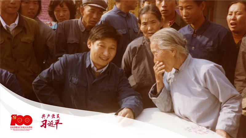 这是1983年,时任河北正定县委书记的习近平(前排居中),临时在大街上摆桌子听取老百姓意见。