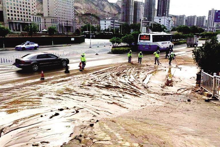 兰州：水管爆裂淤泥污染路面 城关环卫“人机”合力治污