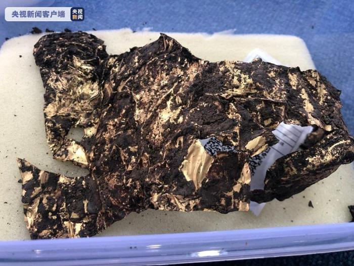 金面具残片。图片来源:央视新闻客户端 点击进入下一页