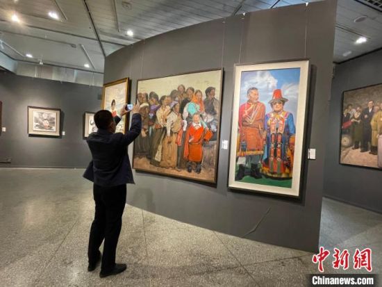 5月28日，甘肅民族書畫攝影作品首展在甘肅省博物館開展?！」闳?攝