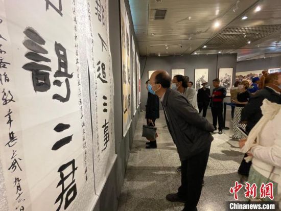 图为甘肃民族书画摄影作品首展现场。　郭秀瑞 摄