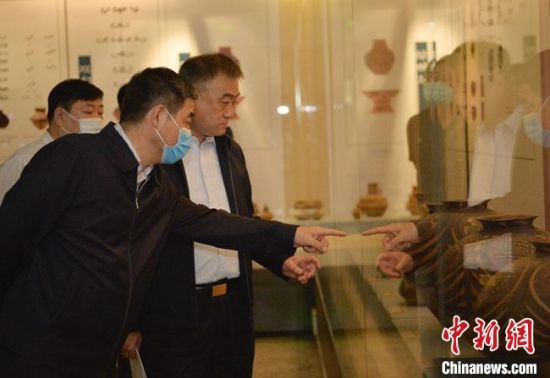 图为展览吸引观众围观探讨。 卢伟山 摄 图为展览吸引观众围观探讨。 卢伟山 摄