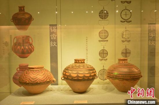 图为展览展出的精美彩陶。 卢伟山 摄 图为展览展出的精美彩陶。 卢伟山 摄