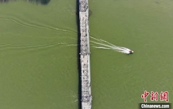 2021年1月，冬日的黄河兰州段河水呈现出绿色，快艇经过中山桥在绿色的河水中驰骋。(资料图)杨艳敏 摄