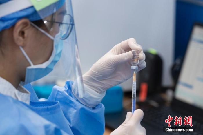 4月27日,广州市天河体育中心新冠疫苗临时接种点的工作人员为疫苗接种做准备。<a target='_blank' data-cke-saved-href='http://www.chinanews.com/' href='http://www.chinanews.com/'>中新社</a>记者 陈楚红 摄 点击进入下一页