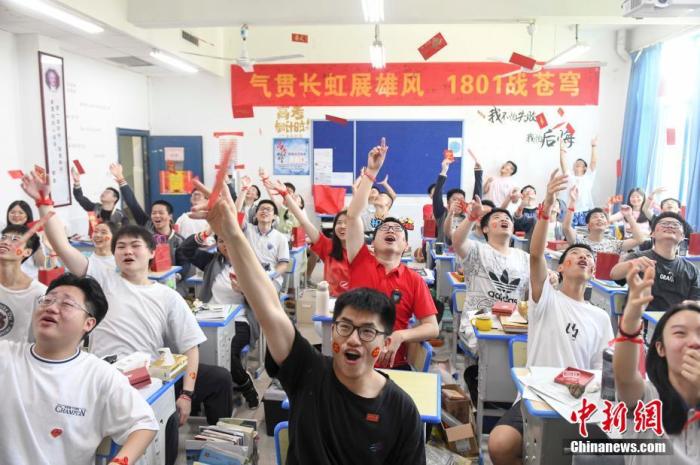 资料图:6月6日,湖南长沙同升湖实验学校教师与考生抛起红包迎接高考。 杨华峰 摄 点击进入下一页
