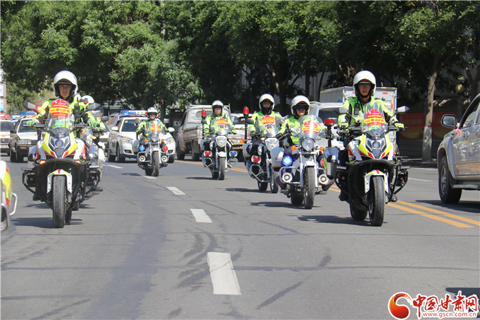 高考首日 兰州交警护送54名考生赶赴考场