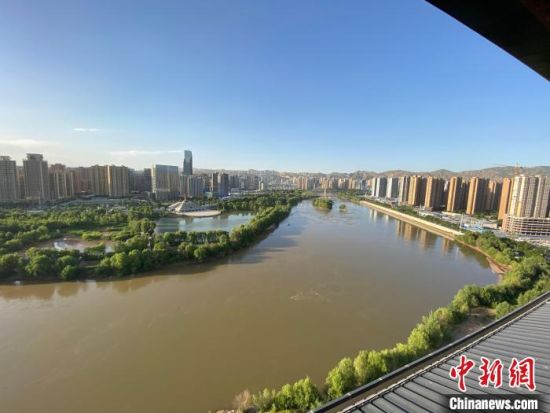 海外华文媒体登黄河楼:江南婉约与西北豪放结合