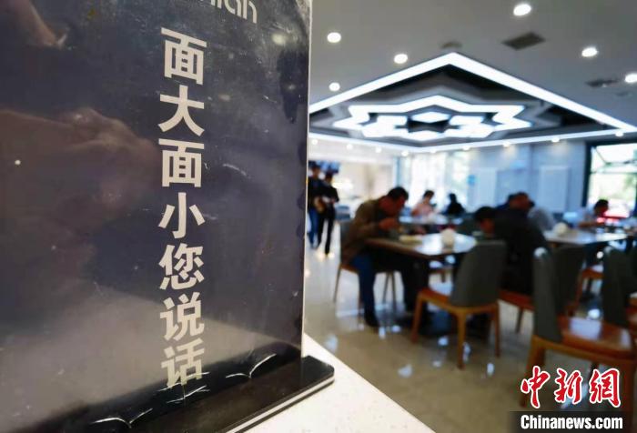 兰州牛肉面馆,多能看见一个提示:“面大面小您说话”,或者是“面多面少,您说了算”,这在全国并不多见。 殷春永 摄 兰州牛肉面馆,多能看见一个提示:“面大面小您说话”,或者是“面多面少,您说了算”,这在全国并不多见。 殷春永 摄