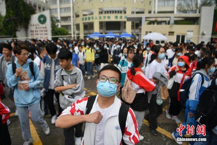 资料图:6月8日,云南省昆明市的考生结束2021年全国高考。图为一名神情自信的考生。 <a target='_blank' data-cke-saved-href='http://www.chinanews.com/' href='http://www.chinanews.com/'><p align=