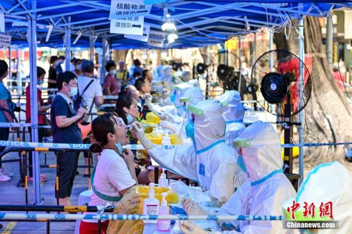 6月10日,广东省广州市,市民在荔湾区龙津华府临时核酸检测点接受核酸检测。当日,广州市荔湾区金花、西村、南源、逢源、多宝、龙津、昌华、岭南、华林、沙面、站前、彩虹、桥中等13条街道辖区内全体居民进行新一轮全员核酸检测。 <a target='_blank' data-cke-saved-href='http://www.chinanews.com/' href='http://www.chinanews.com/'>中新社</a>记者 陈骥旻 摄 点击进入下一页