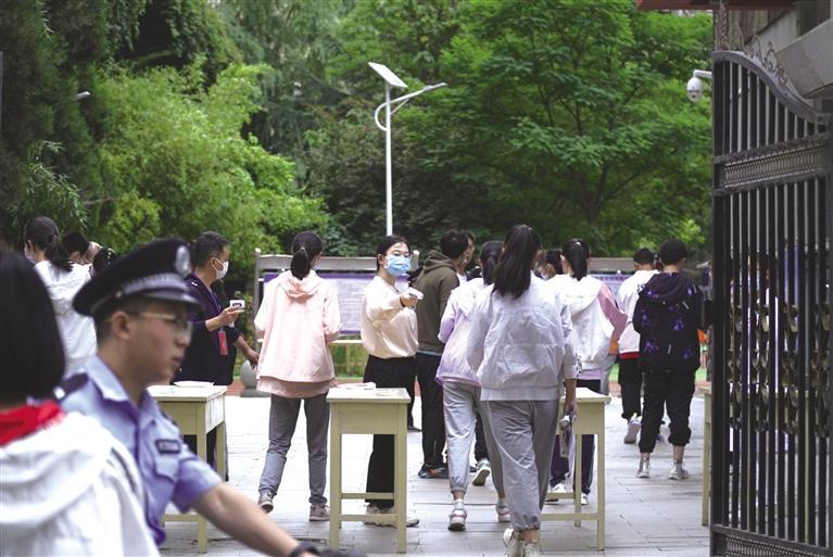 兰州市中考首日平稳进行 新中考8项变化更注重学生的全面发展