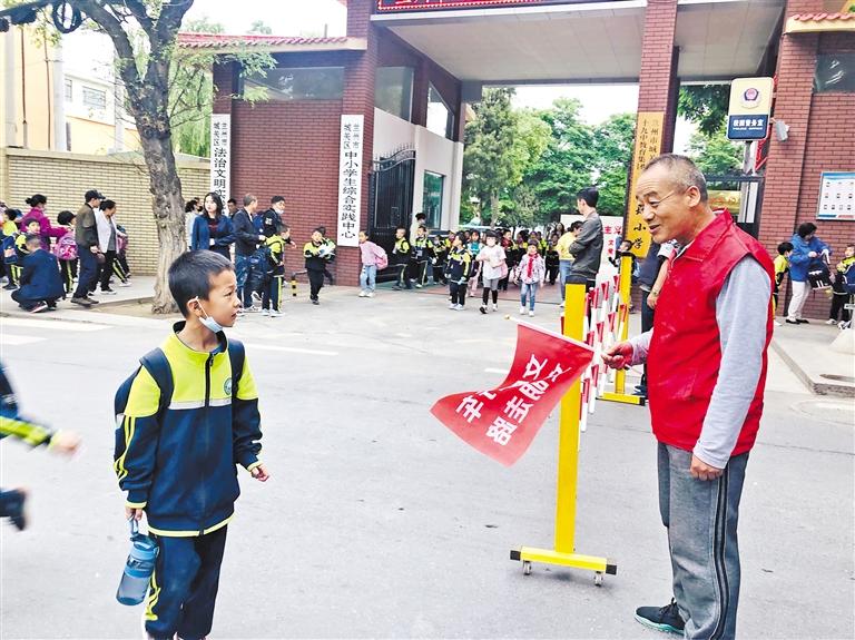 兰州伏龙坪街道后街社区“先锋护学岗” 连续6年护航孩子上学路