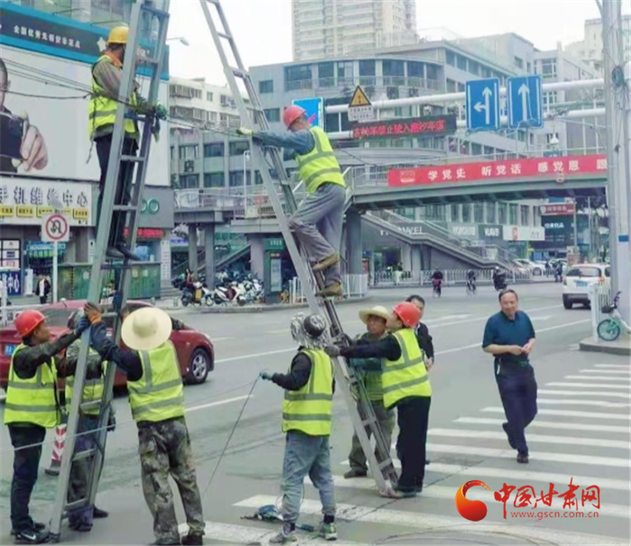 兰州市城管委开展线缆清除整治行动