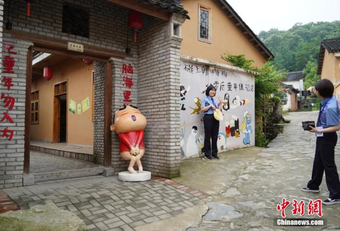 参观者在“八零后童年体验店”门前打卡。 阚力 摄 点击进入下一页