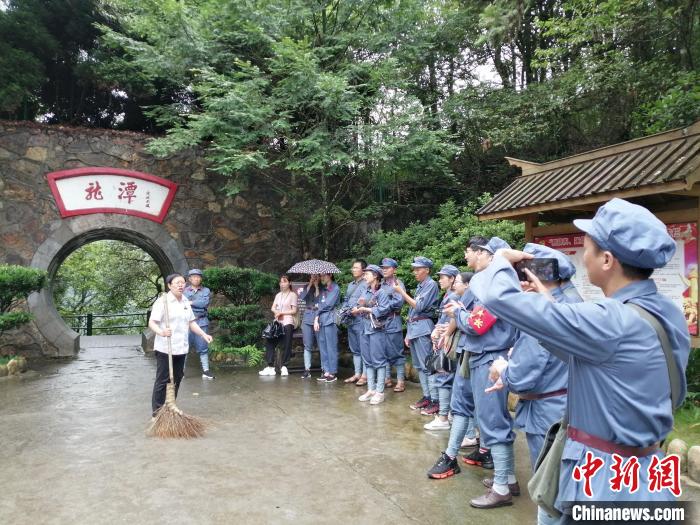图为江满凤在景区给游客唱歌。 受访者 供图 图为江满凤在景区给游客唱歌。 受访者 供图
