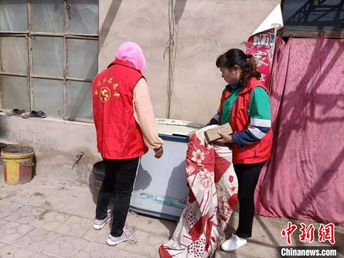 甘肃金昌“好媳妇”组团承孝道:让孤寡老人渐别“孤僻”