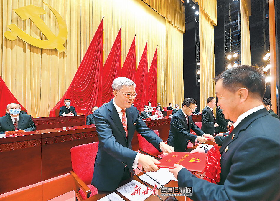 尹弘在甘肃省“两优一先”表彰大会上强调 牢记初心使命 传承优良传统 发挥先锋作用 奋力谱写甘肃全面建设社会主义现代化崭新篇章 任振鹤主持 欧阳坚孙伟等出席