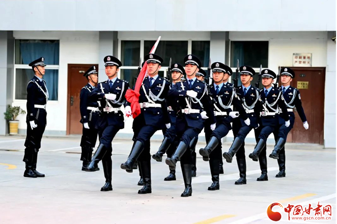 兰州公安举行庆祝中国共产党成立100周年升旗仪式