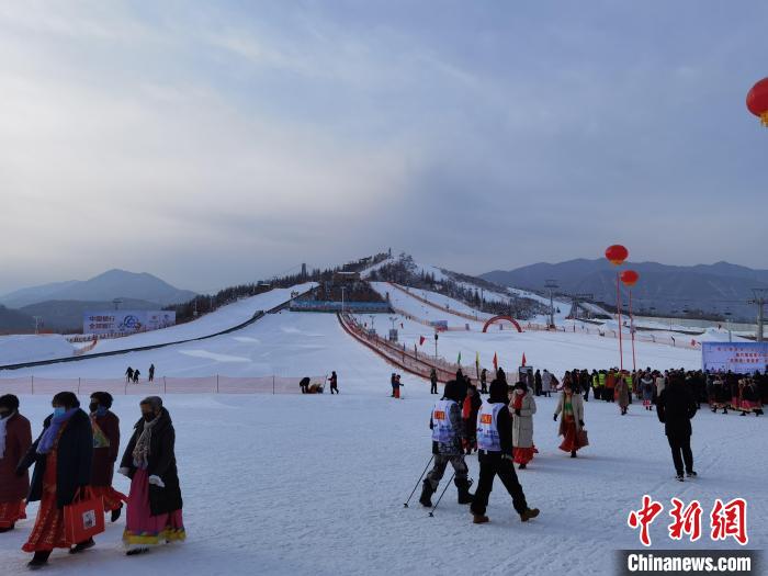 图为甘肃临夏州和政县松鸣滑雪场。(资料图) 冯志军 　摄