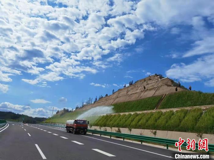 图为甘肃境内高速公路。(资料图) 马海文 摄