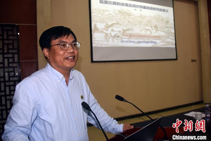 图为中科院古脊椎所邓涛研究员做“临夏巨犀”研究学术报告。<a target='_blank' data-cke-saved-href='http://www.chinanews.com/' href='http://www.chinanews.com/'>中新社</a>记者 孙自法 摄 点击进入下一页