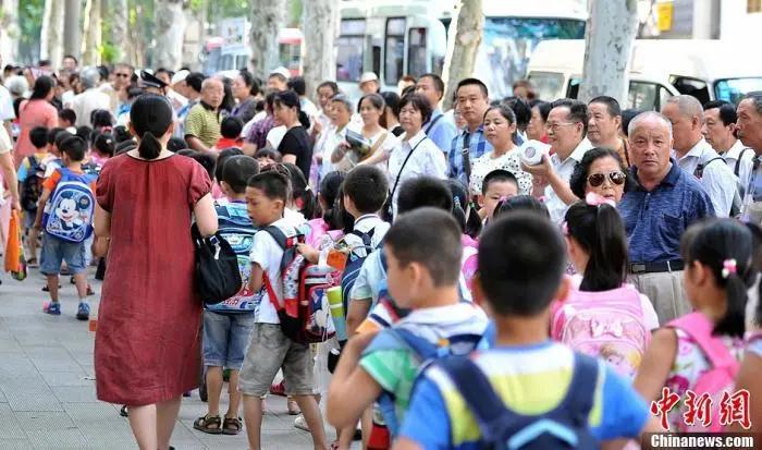 资料图：武汉一小学门外家长接孩子放学。<a target='_blank'  data-cke-saved-href='http://www.chinanews.com/' href='http://www.chinanews.com/'>中新社</a>发 张畅 摄