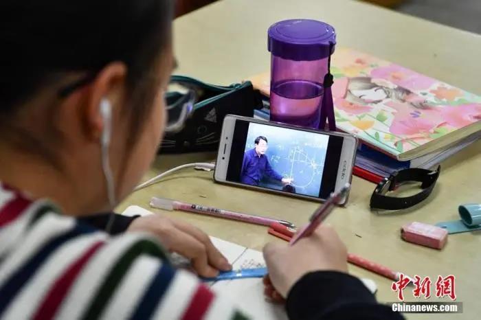 资料图：一位学生在图书馆自习室内写作业。<a target='_blank'  data-cke-saved-href='http://www.chinanews.com/' href='http://www.chinanews.com/'>中新社</a>记者 任东 摄