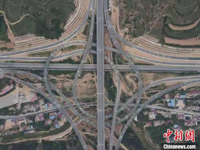 图为甘肃甜永高速公路。(资料图) 朱国才 摄