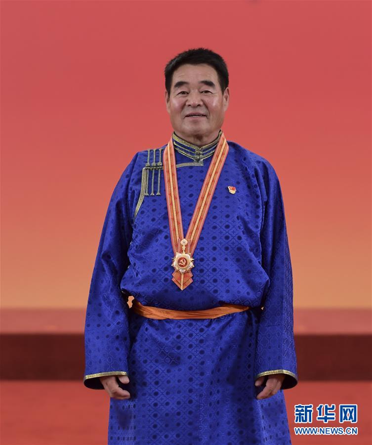 (奋斗百年路 启航新征程·“七一勋章”获得者·图文互动)(2)“草原之子”廷·巴特尔:让草原绿起来,帮牧民富起来
