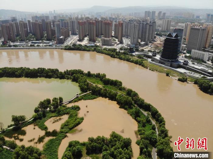 7月5日，航拍黄河兰州段，随着刘家峡的泄洪，前段时间清绿色的黄河水重回黄土色。(资料图) 杨艳敏 摄