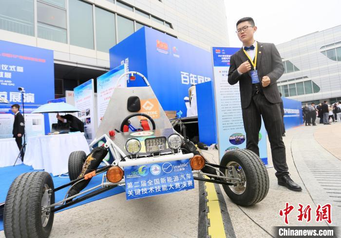 2021年5月22日，在甘肃省科技活动周现场，大学生展示新能源汽车轻量化技术。(资料图) 高展 摄