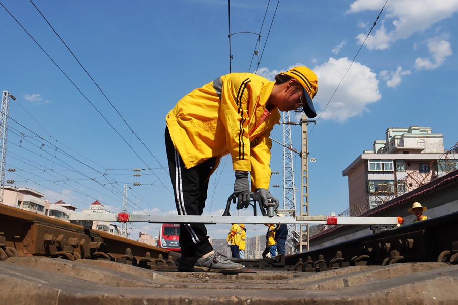 烈日下的坚守：趴在近50℃的钢轨上给铁路做“体检”