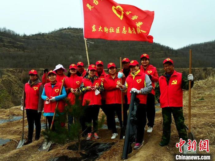 图为灵台县东大街社区工作人员参与志愿植树活动。(资料图) 受访者供图