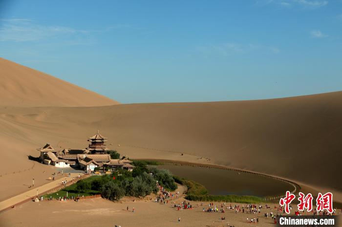 7月中旬，众多游客来到敦煌，欣赏大漠绿洲的迷人风光，感受历史文化名城独特魅力。　张晓亮 摄