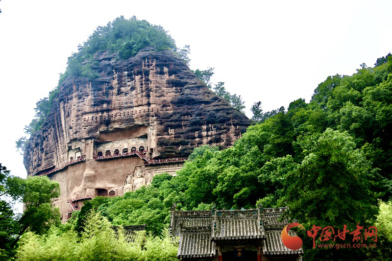 【陇拍客】雨后“打卡”麦积山：游人如织景如画