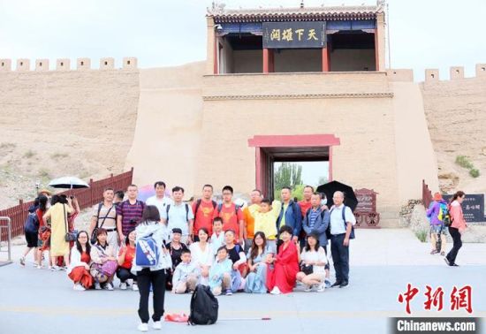 历经数十载保护修缮的古老关城得以延年益寿,成为了海内外游客“丝路游”的必经打卡地。 高展 摄 历经数十载保护修缮的古老关城得以延年益寿,成为了海内外游客“丝路游”的必经打卡地。 高展 摄
