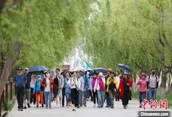 图为嘉峪关关城内一景。 高展 摄 图为嘉峪关关城内一景。 高展 摄