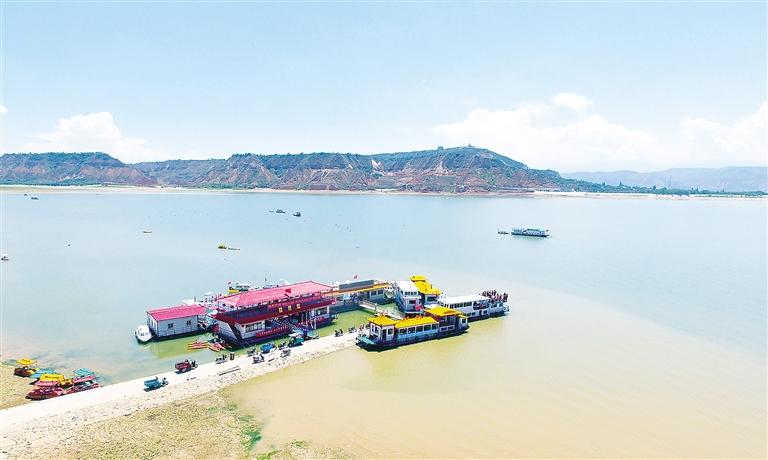 “高峡平湖”黄河刘家峡水库迎来旅游旺季