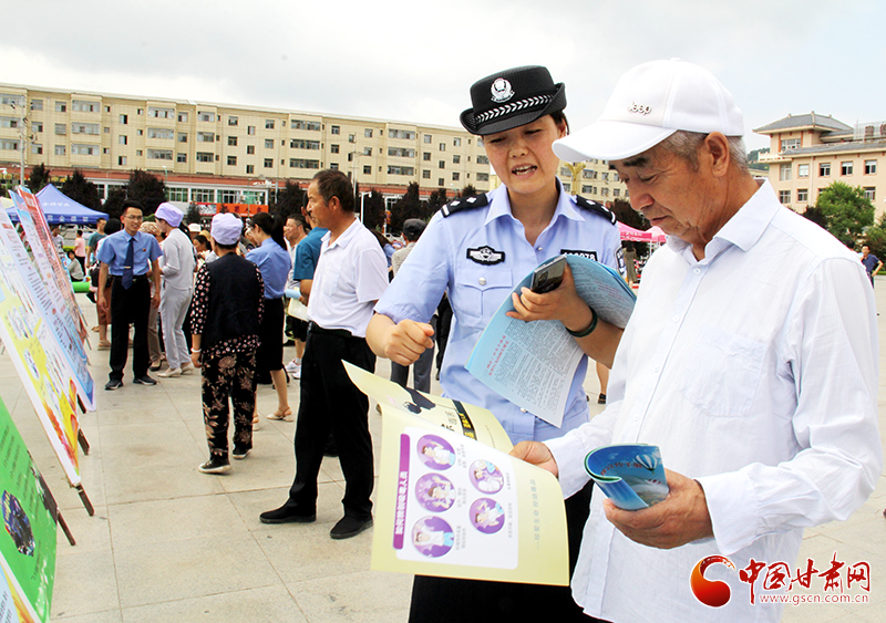 平凉市灵台县开展反邪教集中宣传日活动