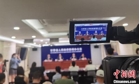 7月21日，甘肃省政府新闻办举行2021年上半年全省经济运行情况新闻发布会。　丁思 摄