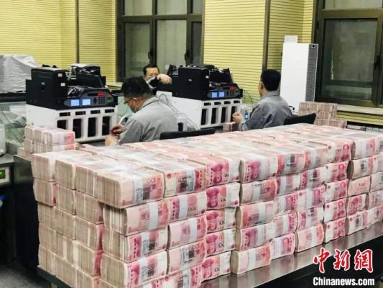 甘肃一银行的点钞员在清点人民币。(资料图)　艾庆龙　摄