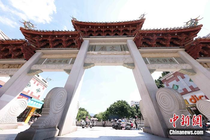 7月8日,泉州文庙广场上的牌坊。蒋启明 摄 点击进入下一页