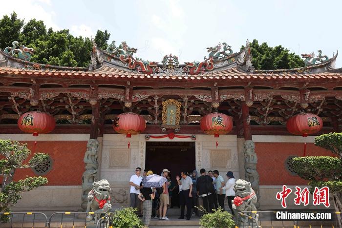 7月9日,游客在泉州天后宫游览参观。蒋启明 摄 点击进入下一页
