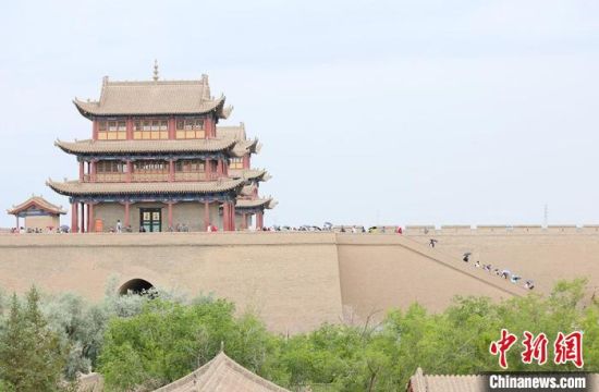历经数十载保护修缮的古老关城得以延年益寿,成为了海内外游客“丝路游”的必经打卡地。 高展 摄 历经数十载保护修缮的古老关城得以延年益寿,成为了海内外游客“丝路游”的必经打卡地。 高展 摄