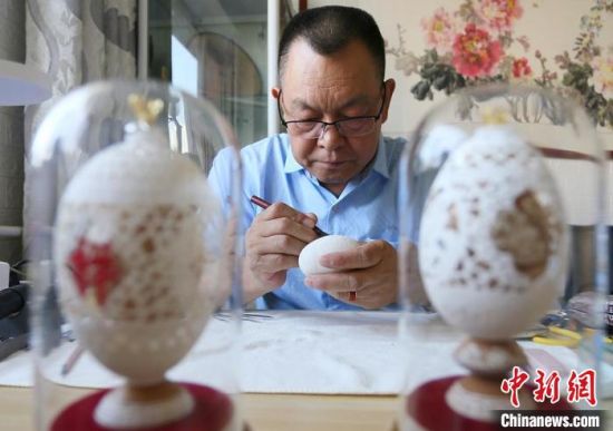 兰州蛋雕手艺人吴义泽制作蛋雕作品《河州牡丹》。　高展 摄