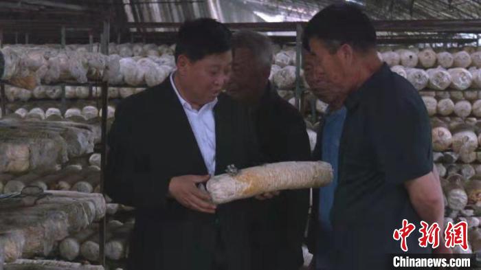 山西省交口县枣林村党支部书记张拉生,钻研“液体菌种”技术时,经历100多次失败,终获成功。 李海凤 摄 山西省交口县枣林村党支部书记张拉生,钻研“液体菌种”技术时,经历100多次失败,终获成功。 李海凤 摄