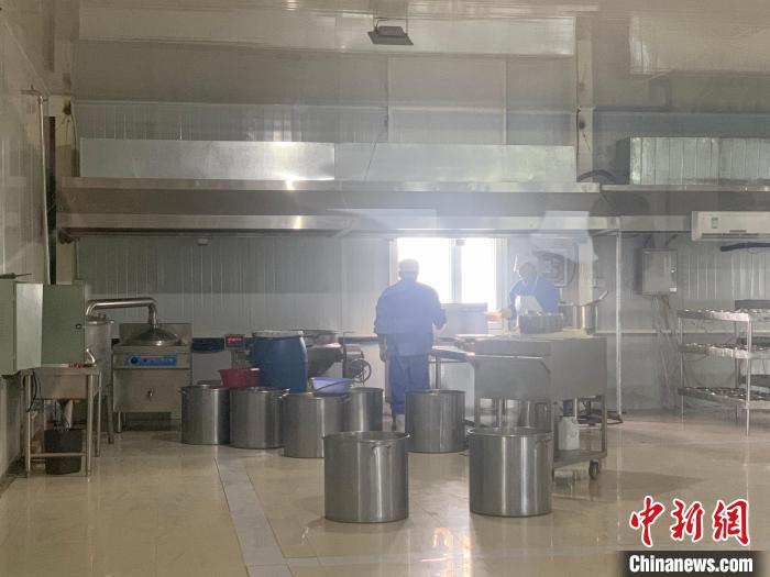 图为贷庆加工厂的生产车间。 奥蓝 摄 图为贷庆加工厂的生产车间。 奥蓝 摄